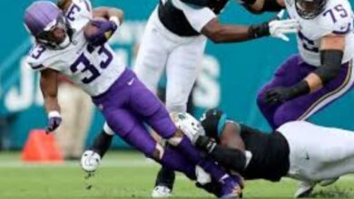 aaron jones injury​